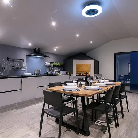 Stunning Wind Rose With 50m2 Heated Pool, Sauna, Gym Villa Trogir