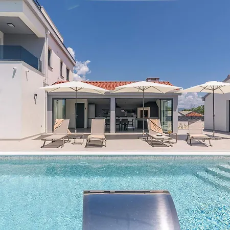 Stunning Wind Rose With 50m2 Heated Pool, Sauna, Gym Trogir